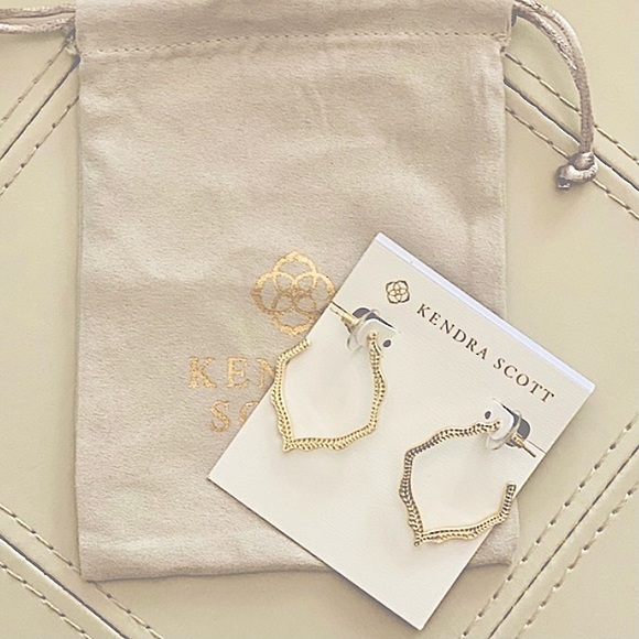 KENDRA SCOTT Gold Miku Open Hoop Earrings - Picture 10 of 10